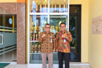 Kacabdindik Jatim Wilayah Sumenep, Dr. Rusliy (kanan) bersama Kacabdisdik Wilayah 4 Jawa Tengah, Sukamto, M.M