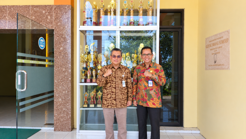 Kacabdindik Jatim Wilayah Sumenep, Dr. Rusliy (kanan) bersama Kacabdisdik Wilayah 4 Jawa Tengah, Sukamto, M.M